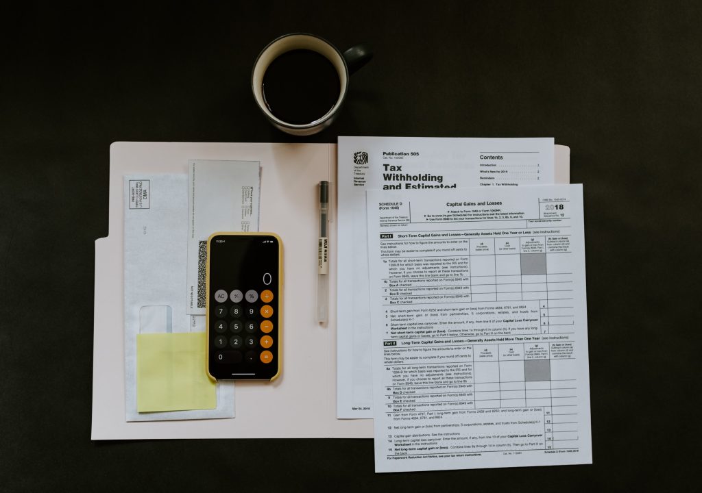 Pelatihan Practical Accounting for Non-Accounting Professionals dirancang khusus untuk membuang semua kerumitan teori akuntansi konvensional dan menggantinya dengan logika praktis yang mudah dicerna oleh orang awam. Dalam pelatihan ini, peserta tidak akan dilatih menjadi seorang akuntan, melainkan menjadi profesional yang cerdas secara finansial (financially literate). Anda akan belajar cara melacak aliran dana, memahami esensi siklus akuntansi harian, membaca laporan keuangan dasar, serta mengelola anggaran operasional untuk mendongkrak performa bisnis perusahaan.